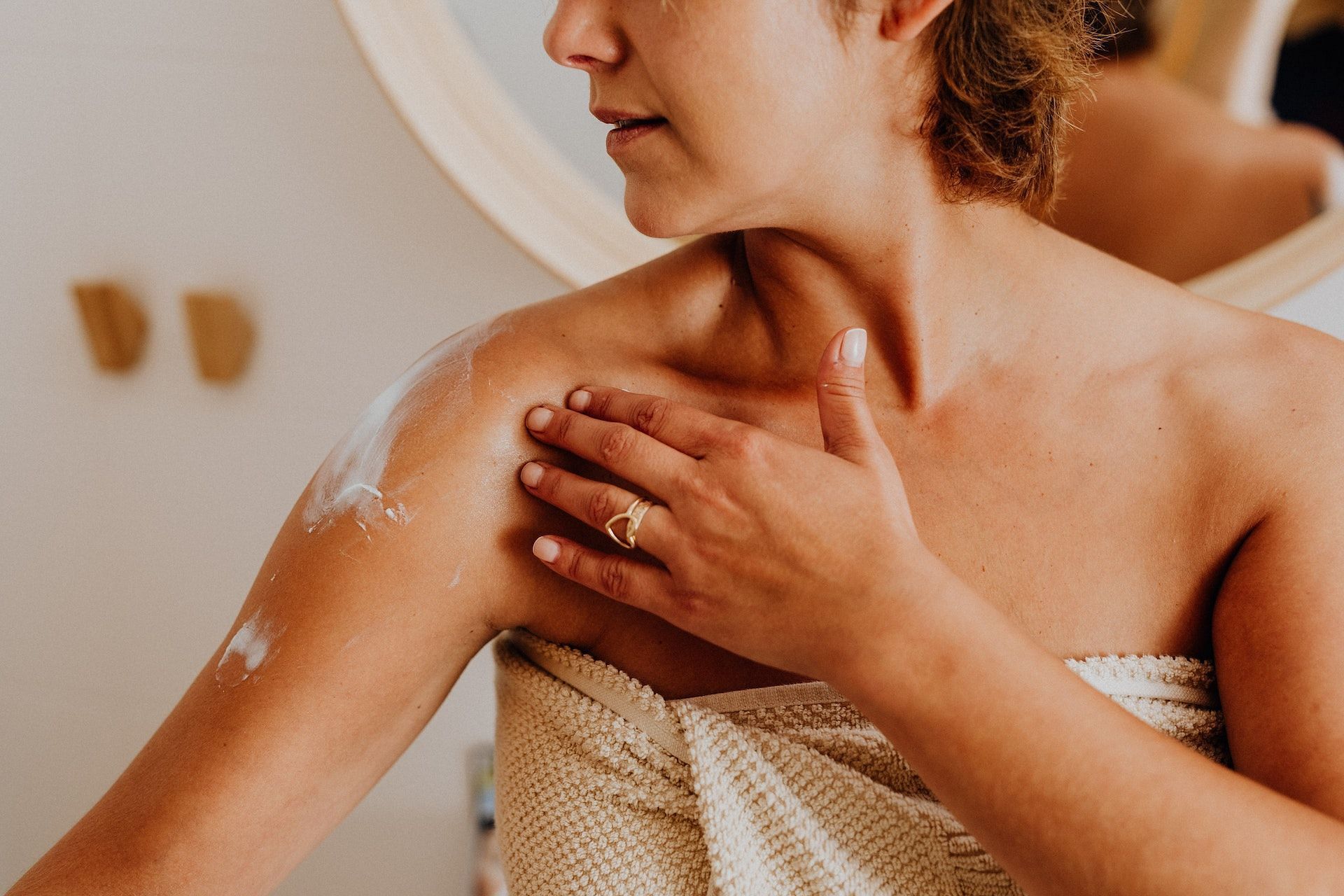 Emu oil can be mixed with other lotions, creams, and oils. (Photo via Pexels/Karolina Grabowska)
